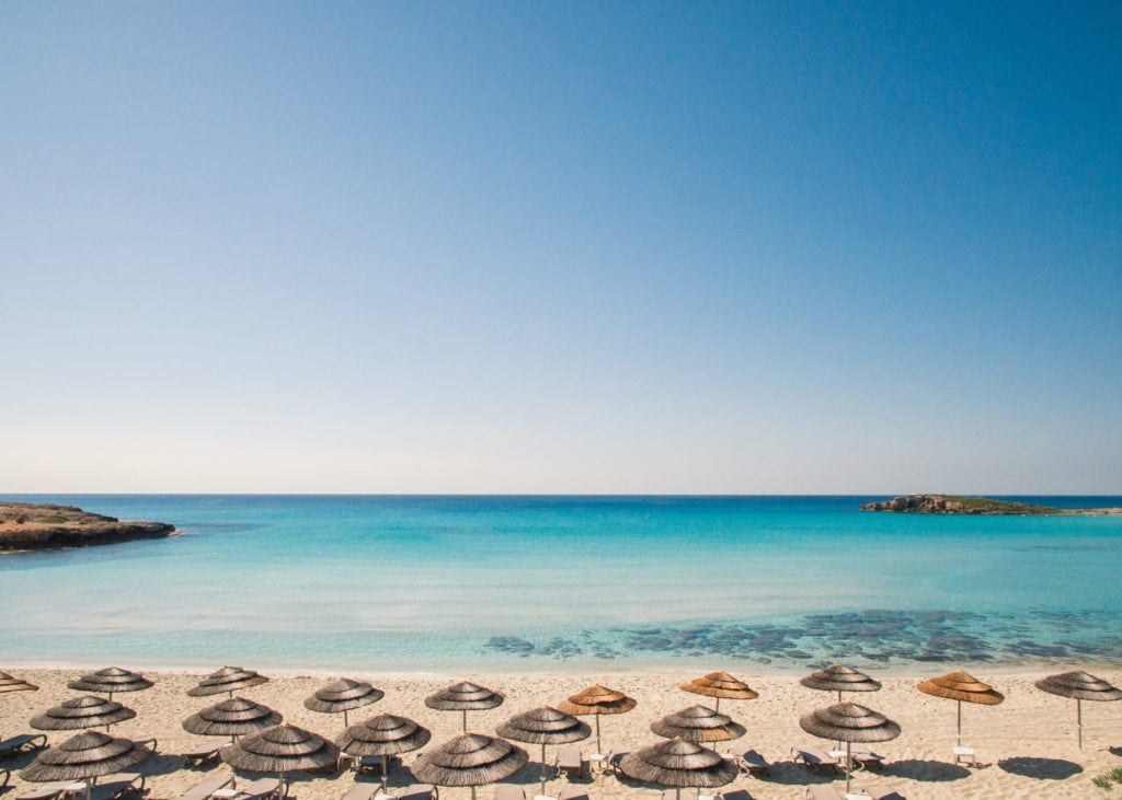 cypr-nissi-beach-turkusowa-woda Nissi Beach w Ayia Napa - turkusowa woda i piaszczysta plaza